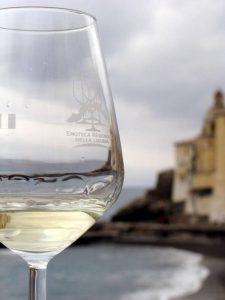 Bicchiere di vino bianco ligure a camogli